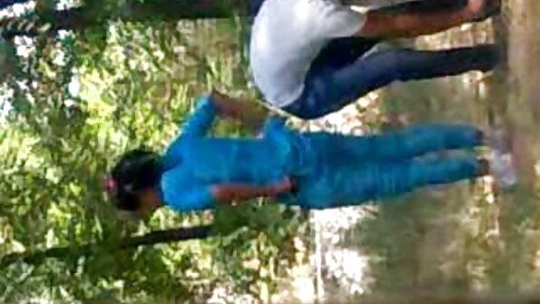 无拘无束的青少年让她的娘们对老鸡巴很满意