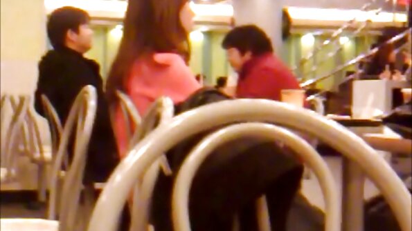 年轻的黑发引诱继父在沙发上进行禁止性行为