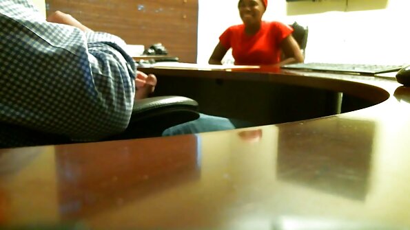 年轻的恋人正处于他们早上的仪式中